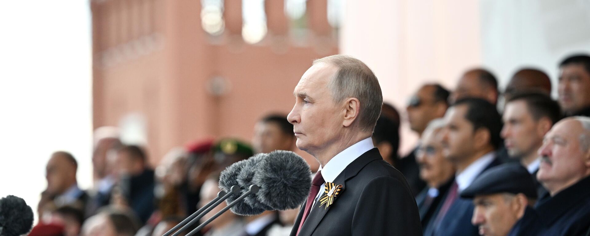 Президент РФ Владимир Путин и иностранные лидеры на военном параде в честь 80-летия Победы - Sputnik Литва, 1920, 09.05.2025
