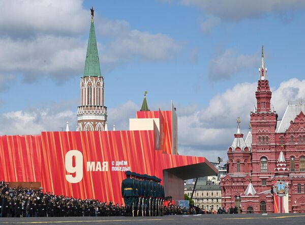 Самому старшему из ветеранов ВОВ, которые смотрели парад Победы на Красной площади с центральной трибуны, - 102 года. Это Хачик Овакимян. В 1941 году он был призван на фронт и служил в легендарной 89-й Таманской стрелковой дивизии. Самому старшему из ветеранов ВОВ, которые смотрели парад Победы на Красной площади с центральной трибуны, - 102 года. Это Хачик Овакимян. В 1941 году он был призван на фронт и служил в легендарной 89-й Таманской стрелковой дивизии. - Sputnik Литва
