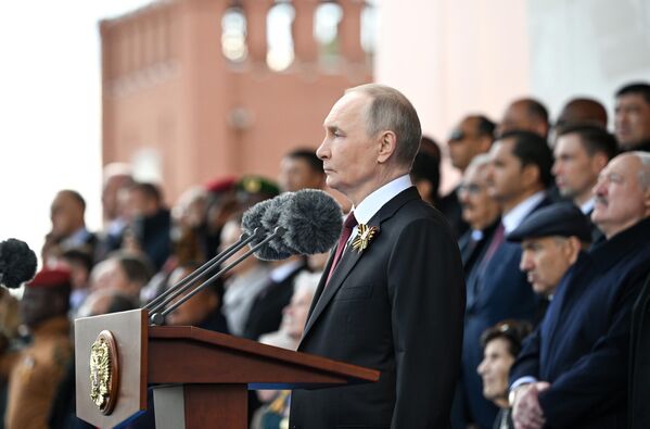 Президент РФ Владимир Путин выступил с традиционной речью на Параде Победы. Он напомнил, что героизм советского народа был массовым и все республики несли общую тяжелую ношу войны. Президент РФ Владимир Путин выступил с традиционной речью на Параде Победы. Он напомнил, что героизм советского народа был массовым и все республики несли общую тяжелую ношу войны. - Sputnik Литва
