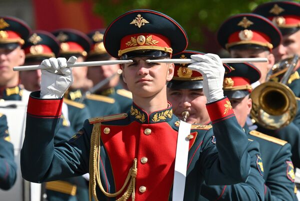 На фото: военнослужащие 154-го отдельного комендантского Преображенского полка на Параде Победы в честь 80-летия Победы. На фото: военнослужащие 154-го отдельного комендантского Преображенского полка на Параде Победы в честь 80-летия Победы. - Sputnik Литва