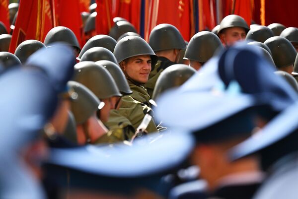 По брусчатке Красной площади прошли парадные расчеты, в том числе, участников спецоперации. По брусчатке Красной площади прошли парадные расчеты, в том числе, участников спецоперации. - Sputnik Литва