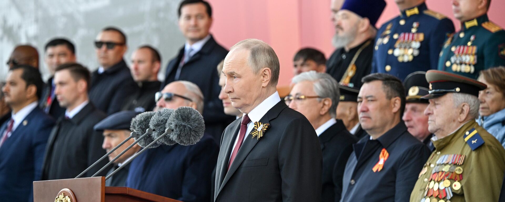 Президент РФ Владимир Путин и иностранные лидеры на военном параде в честь 80-летия Победы - Sputnik Литва, 1920, 09.05.2025