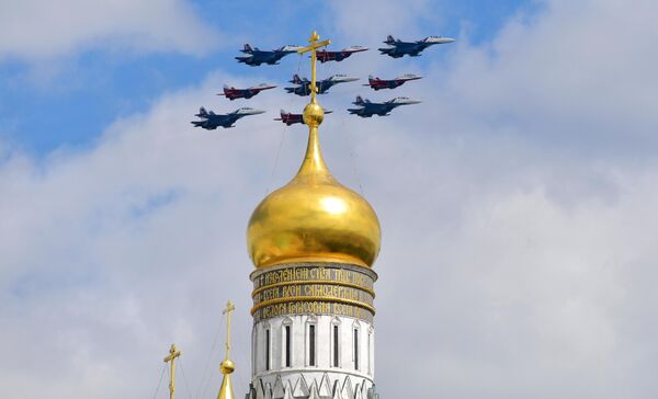 Парад Победы по традиции завершился пролетом военных самолетов. На фото: строй "Кубинский бриллиант" из истребителей МиГ-29 и Су-30СМ пилотажных групп "Русские витязи" и "Стрижи" Парад Победы по традиции завершился пролетом военных самолетов. На фото: строй "Кубинский бриллиант" из истребителей МиГ-29 и Су-30СМ пилотажных групп "Русские витязи" и "Стрижи" - Sputnik Литва