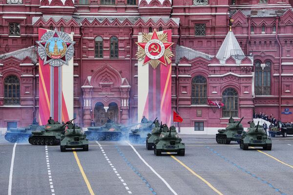 На фото: танки Т-34-85 на Красной площади в Москве на военном параде, посвященном 80-летию Победы в Великой Отечественной войне. Т-34 считается главным танков Великой Отечественной войны. На фото: танки Т-34-85 на Красной площади в Москве на военном параде, посвященном 80-летию Победы в Великой Отечественной войне. Т-34 считается главным танков Великой Отечественной войны. - Sputnik Литва