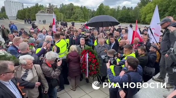 Российские дипломаты возложили цветы к монументу на кладбище советских воинов в Варшаве - Sputnik Литва