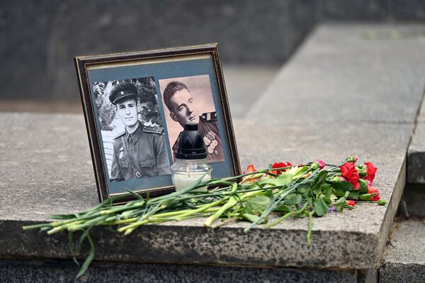 На фото: фотографии военных, погибших на войне, на Антакальнисском кладбище в Вильнюсе. На фото: фотографии военных, погибших на войне, на Антакальнисском кладбище в Вильнюсе. - Sputnik Литва