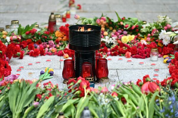 На фото: жители Литвы соорудили "вечный огонь" возле снесенного мемориала на Антакальнисском кладбище в Вильнюсе. На фото: жители Литвы соорудили "вечный огонь" возле снесенного мемориала на Антакальнисском кладбище в Вильнюсе. - Sputnik Литва