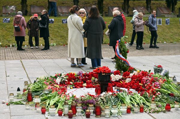 Власти Вильнюса в начале декабря 2022 года демонтировали скульптуры с крупнейшего в Литве советского мемориала и вывезли их на площадку для хранения. Власти Вильнюса в начале декабря 2022 года демонтировали скульптуры с крупнейшего в Литве советского мемориала и вывезли их на площадку для хранения. - Sputnik Литва