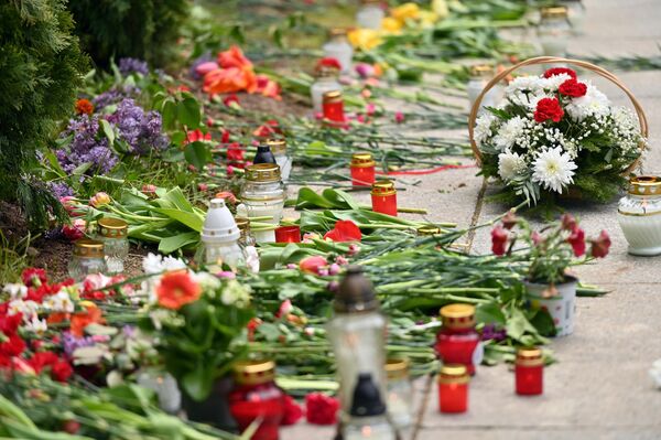 Именно 9 мая многие потомки участников войны и бывшие военные в балтийской республике возлагают цветы на могилы павших воинов. Именно 9 мая многие потомки участников войны и бывшие военные в балтийской республике возлагают цветы на могилы павших воинов. - Sputnik Литва