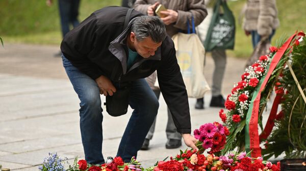 Жители Литвы в День Победы принесли цветы и фотографии к снесенному мемориалу на Антакальнисском кладбище в Вильнюсе - Sputnik Литва