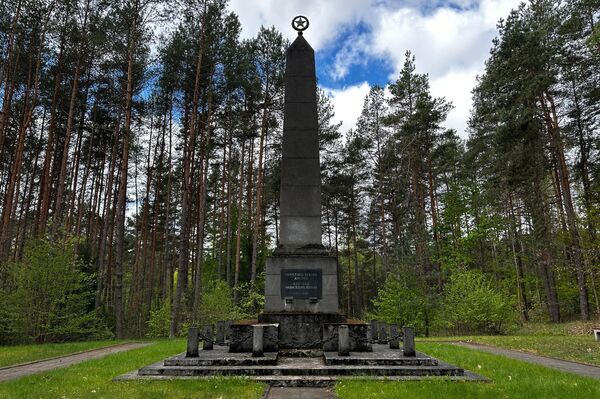 На фото: как сейчас выглядит стелла памяти жертв фашистского террора в Панеряе. На фото: как сейчас выглядит стелла памяти жертв фашистского террора в Панеряе. - Sputnik Литва