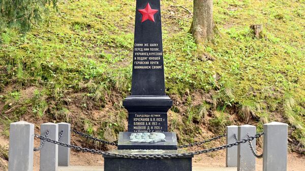 Могила на Антакальнисском кладбище, где похоронены летчики - Sputnik Литва