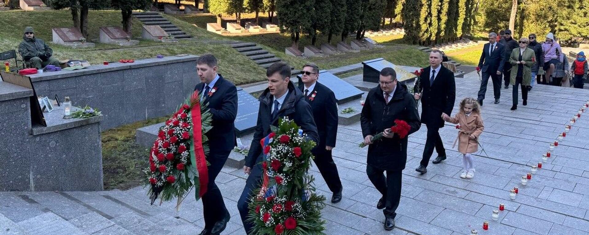 Дипломаты России и Белоруссии в Литве возложили цветы на Антакальнисском кладбище Вильнюса по случаю 80-й годовщины победы в Великой Отечественной войне - Sputnik Литва, 1920, 10.05.2025