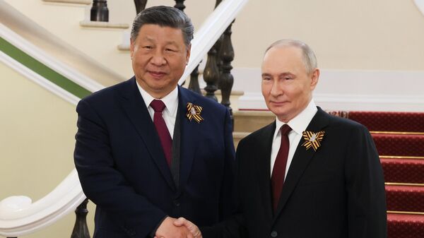 Президент России Владимир Путин и председатель КНР Си Цзиньпин (слева)  - Sputnik Литва