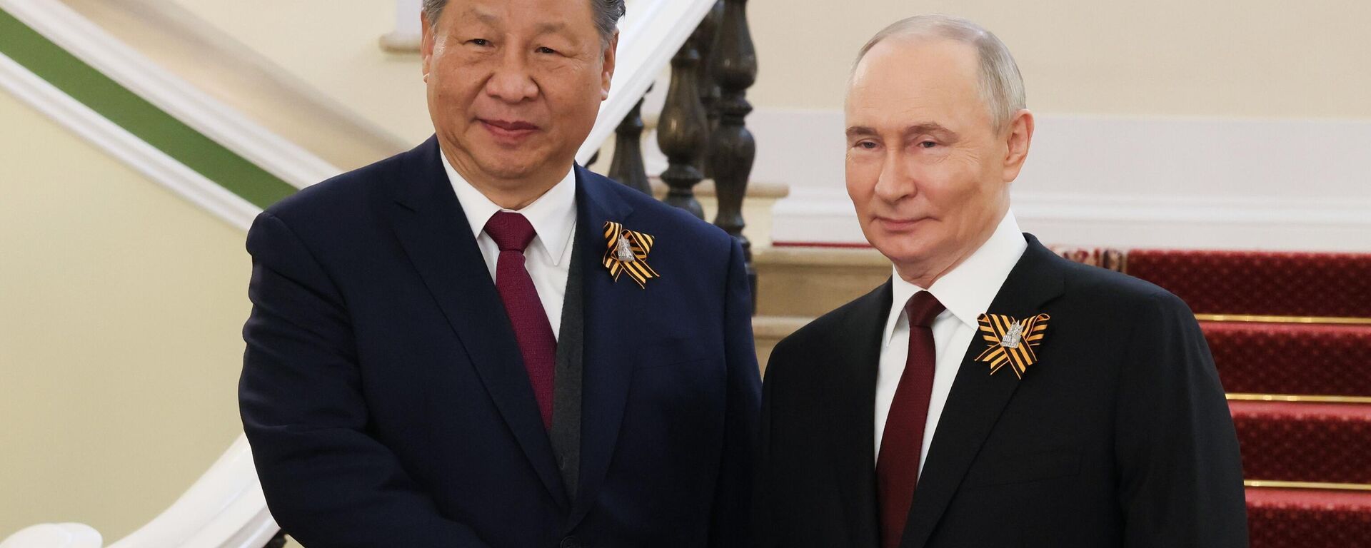 Президент России Владимир Путин и председатель КНР Си Цзиньпин (слева)  - Sputnik Литва, 1920, 10.05.2025