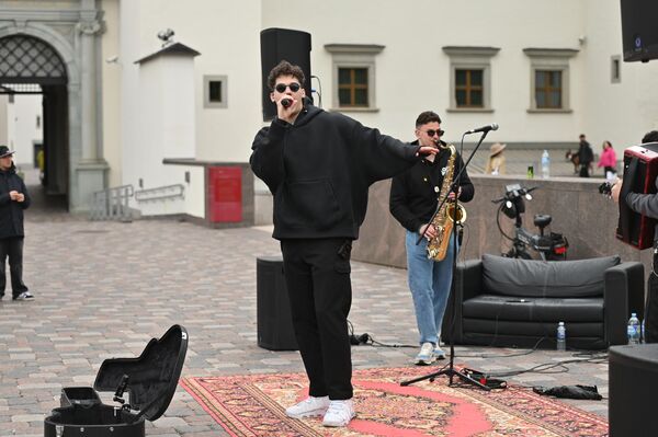 На фото: выступление на Кафедральной площади коллектива Loud Fish, исполнившего песни на русском языке. - Sputnik Литва