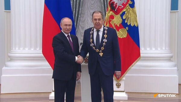 Путин наградил главу МИД РФ Лаврова высшей наградой России — орденом Святого Андрея Первозванного - Sputnik Литва