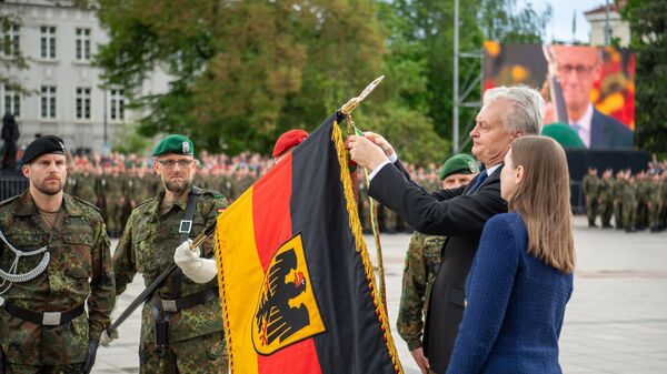Президент Литвы Гитанас Науседа и глава Минобороны Довиле Шакалене вручают ленту бригаде ФРГ  - Sputnik Литва
