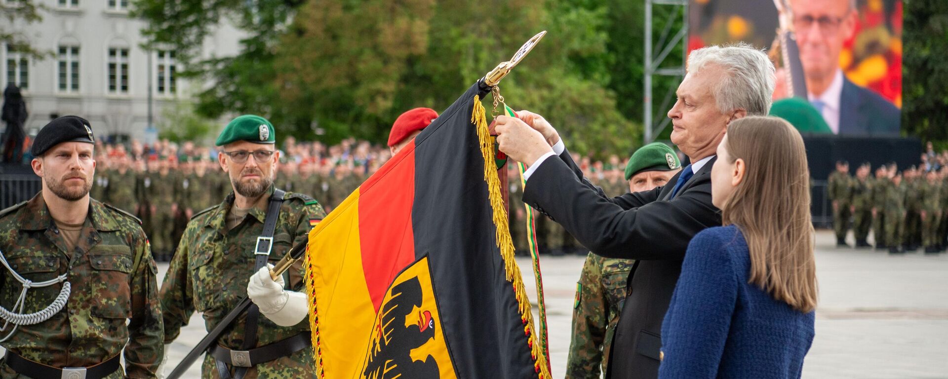 Президент Литвы Гитанас Науседа и глава Минобороны Довиле Шакалене вручают ленту бригаде ФРГ  - Sputnik Литва, 1920, 22.05.2025