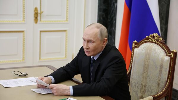 Президент РФ Владимир Путин проводит заседание Комиссии по вопросам военно-технического сотрудничества с иностранными государствами - Sputnik Литва