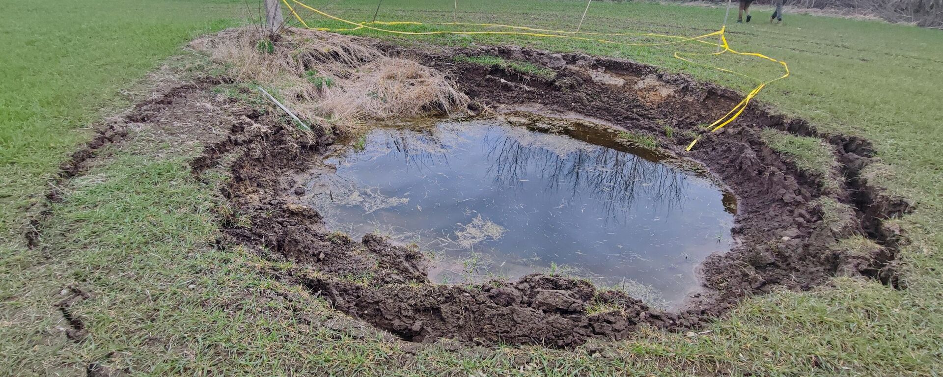 Карстовая воронка в Биржайском районе Литвы - Sputnik Литва, 1920, 24.05.2025