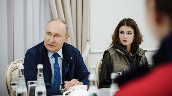 Президент Владимир Путин общается с волонтерами в гуманитарном штабе в Курской области. Архивное фото - Sputnik Литва