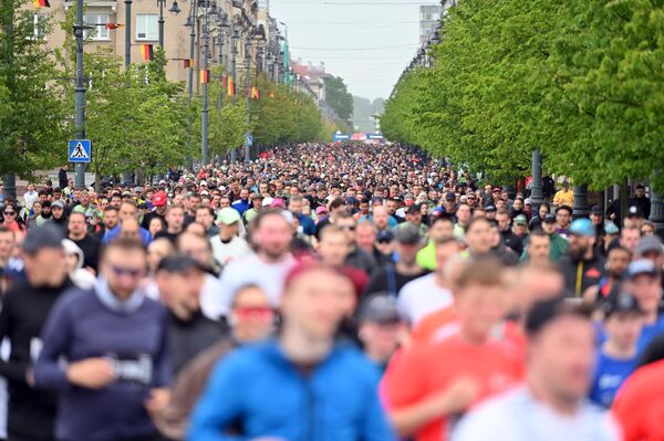Хоть погода и не напоминала о приближающемся лете, это не помешало бегунам показать отличные результаты на новых беговых трасах. Хоть погода и не напоминала о приближающемся лете, это не помешало бегунам показать отличные результаты на новых беговых трасах. - Sputnik Литва
