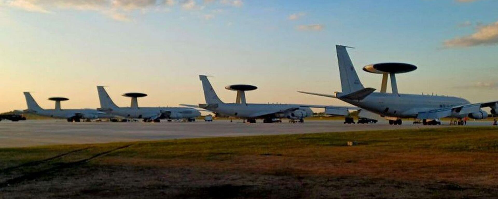 Натовские самолеты радиолокационного обнаружения AWACS в Литве - Sputnik Литва, 1920, 28.05.2025