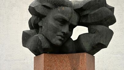 Памятник народной поэтессе Литовской ССР Саломее Нерис