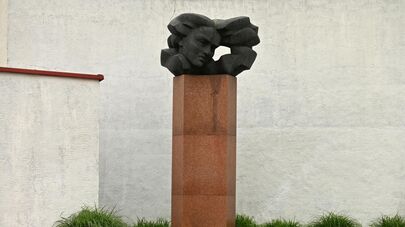 Памятник народной поэтессе Литовской ССР Саломее Нерис