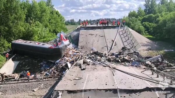 Обрушение моста на пассажирский поезд в Брянской области - Sputnik Литва