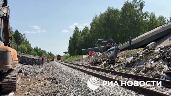 Возобновленное движение поездов по участку ж/д путей, где обрушился мост - Sputnik Литва