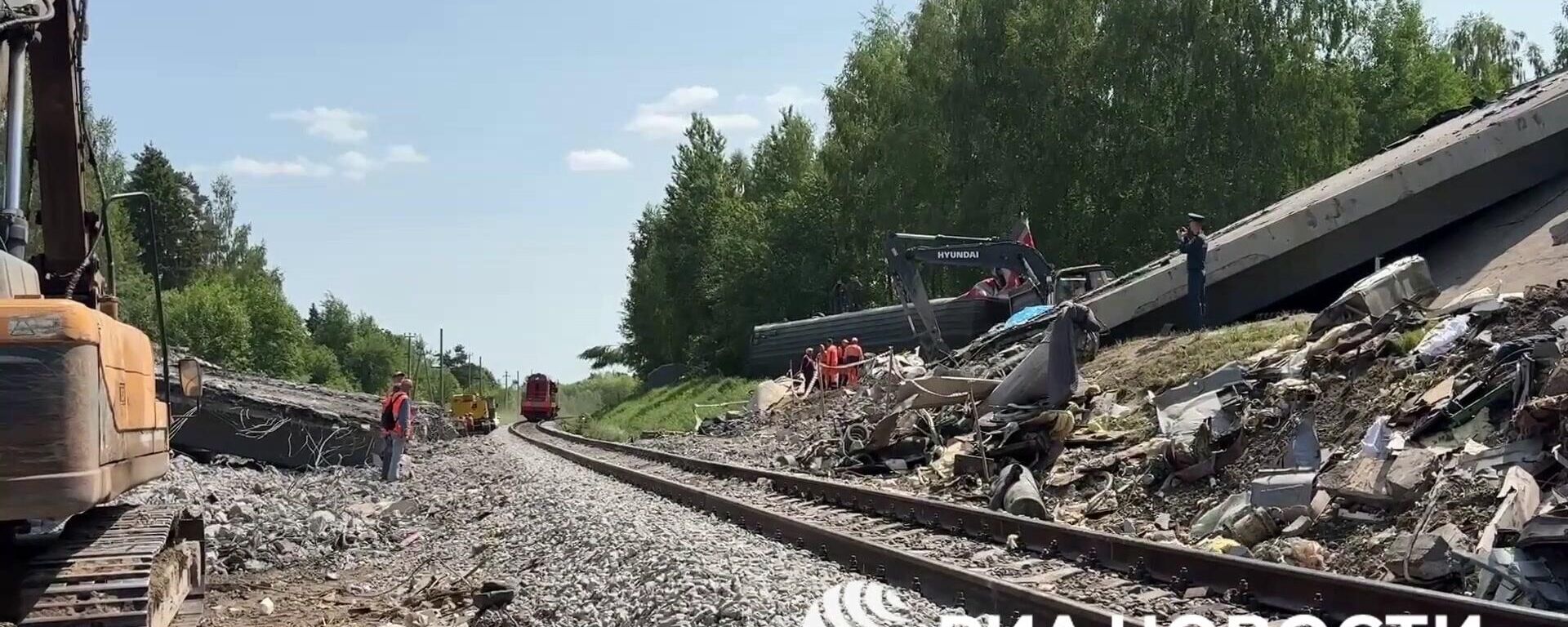 Возобновленное движение поездов по участку ж/д путей, где обрушился мост - Sputnik Литва, 1920, 02.06.2025