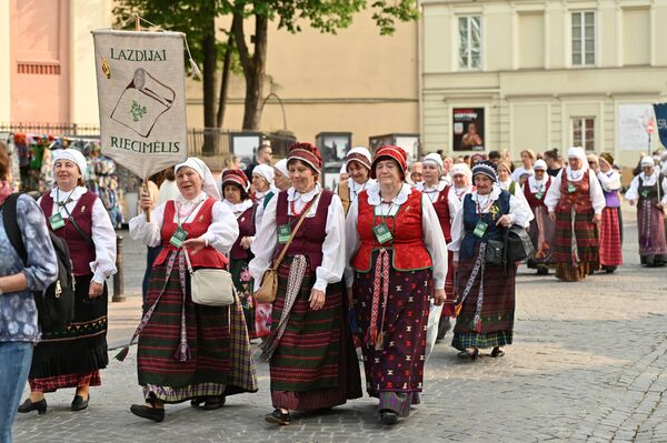 На первых концертах, помимо ансамблей песни и танца, выступали и этнографические коллективы. На первых концертах, помимо ансамблей песни и танца, выступали и этнографические коллективы. - Sputnik Литва