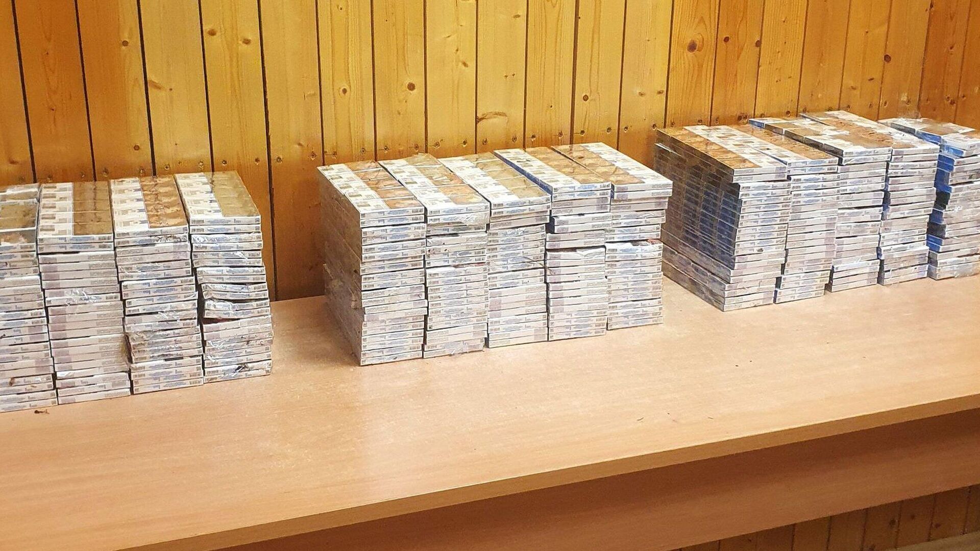 Груз контрабандных сигарет, который перехватили литовские пограничники - Sputnik Литва, 1920, 09.06.2025