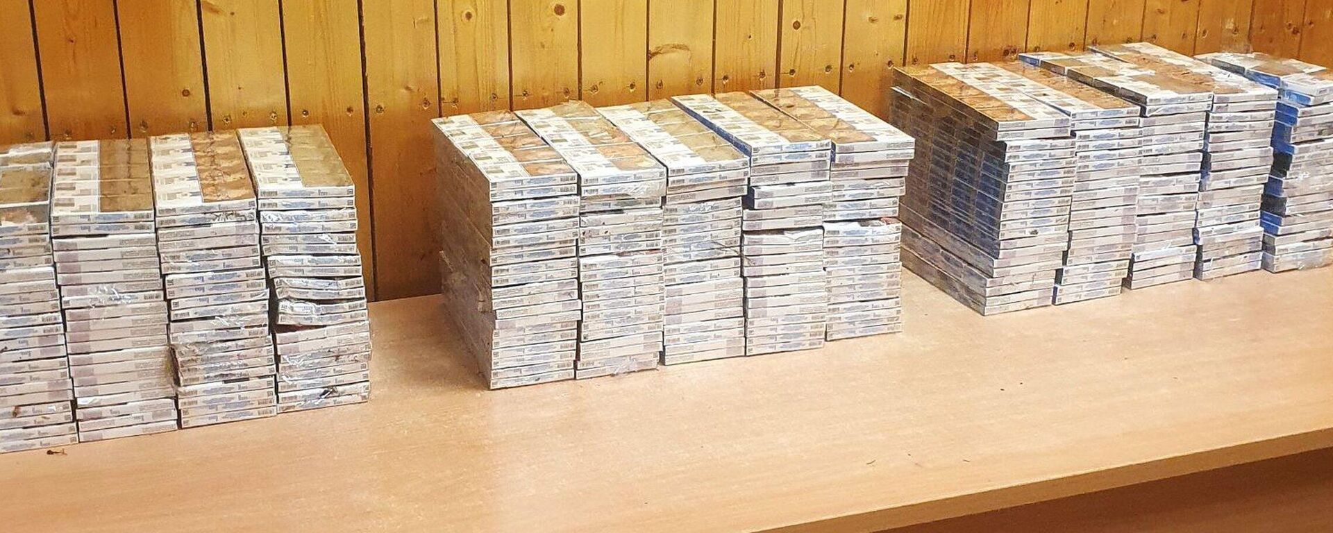Груз контрабандных сигарет, который перехватили литовские пограничники - Sputnik Литва, 1920, 09.06.2025