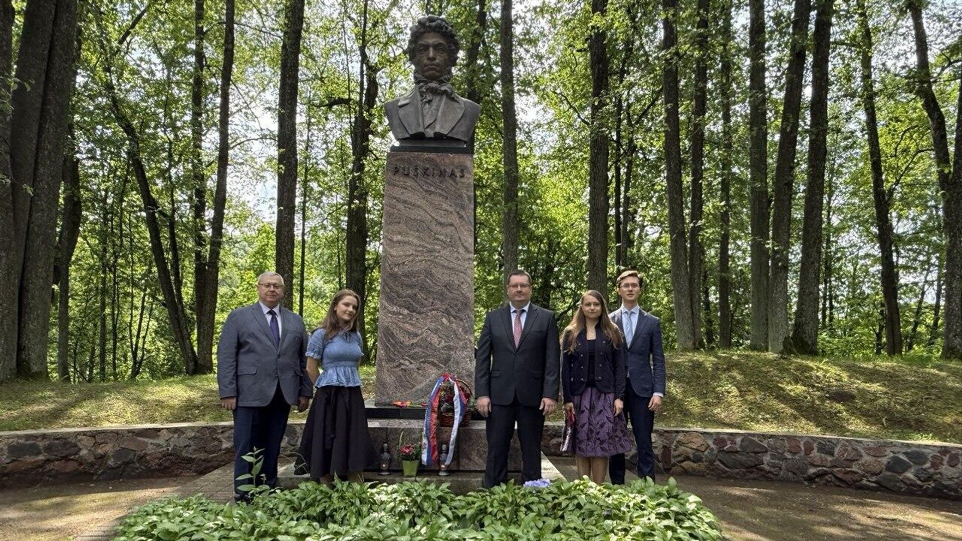 Сотрудники посольства РФ возложили цветы к памятнику Пушкину в Литве Сотрудники посольства РФ возложили цветы к памятнику Пушкину в Литве - Sputnik Литва, 1920, 06.06.2025