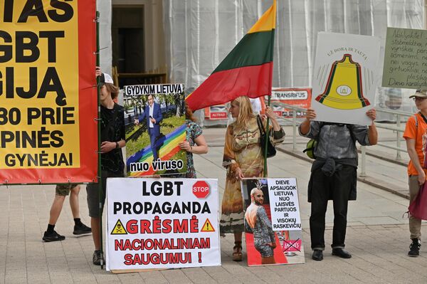 Другая группа явилась на протест с плакатами, призывающими запретить пропаганду ЛГБТ*. - Sputnik Литва