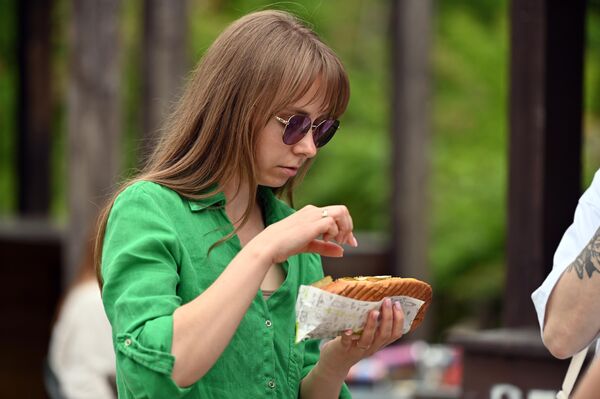 По мнению организаторов Food truck 2025, еда может стать больше, чем просто едой, принести незабываемые впечатления.  - Sputnik Литва