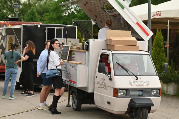 На фото: посетители фестиваля Food truck 2025. - Sputnik Литва