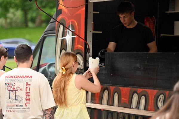 В Вильнюсе 6 июня прошел фестиваль Food truck 2025. - Sputnik Литва