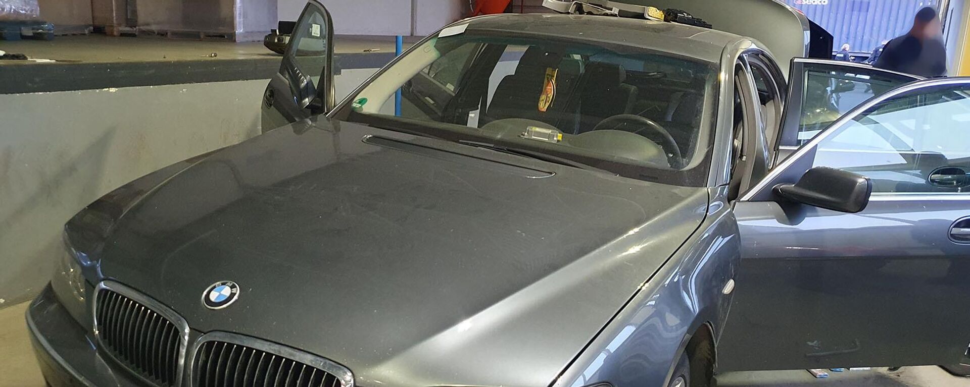 Один из автомобилей контрабандного каравана, задержанный литовскими таможенниками - Sputnik Литва, 1920, 13.06.2025