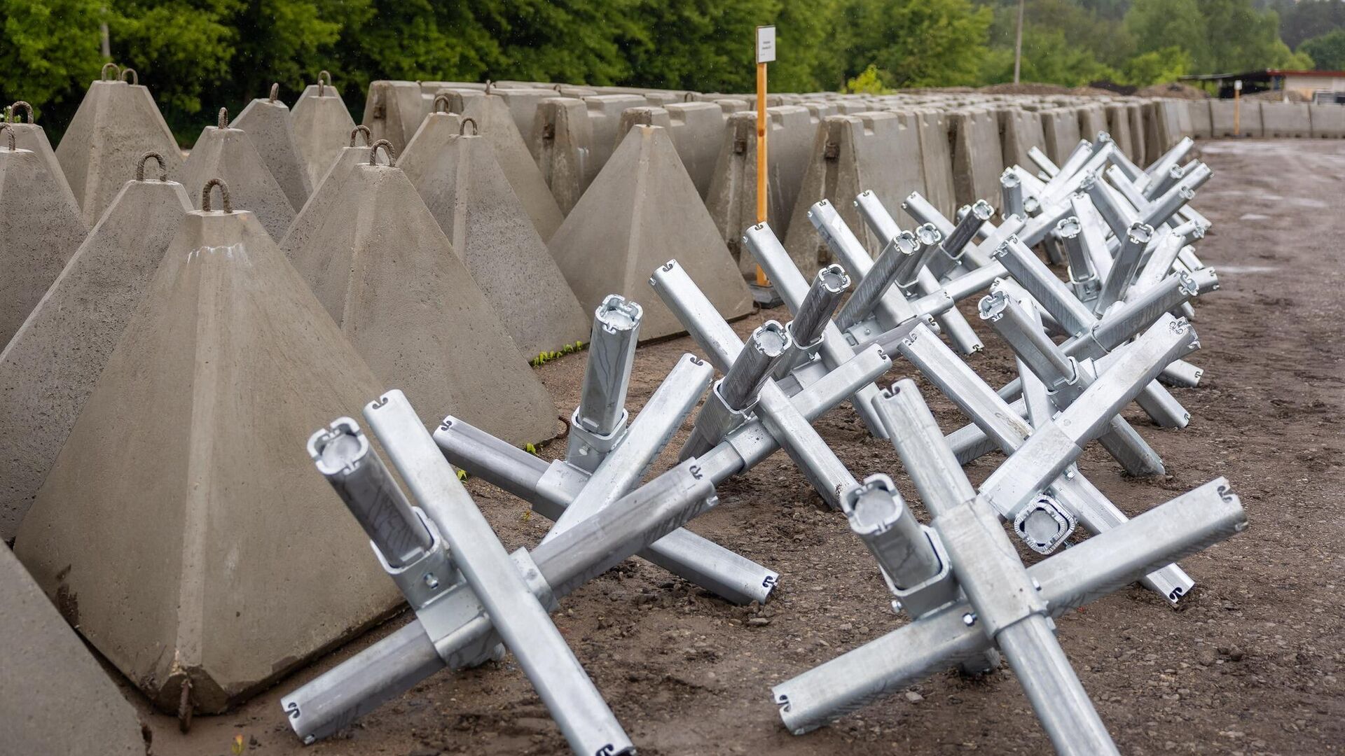 Парк контрмобильных средств Щит Вильнюса Парк контрмобильных средств Щит Вильнюса - Sputnik Литва, 1920, 12.06.2025