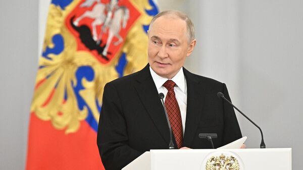 Путин: преданность россиян Родине укрепляет силу, независимость и суверенитет страны - Sputnik Литва