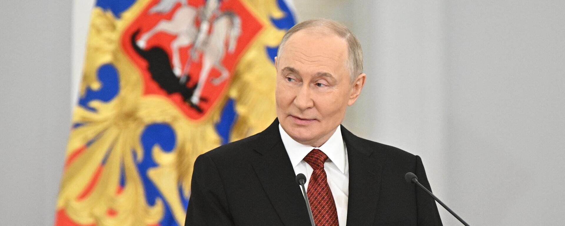 Путин: преданность россиян Родине укрепляет силу, независимость и суверенитет страны - Sputnik Литва, 1920, 12.06.2025
