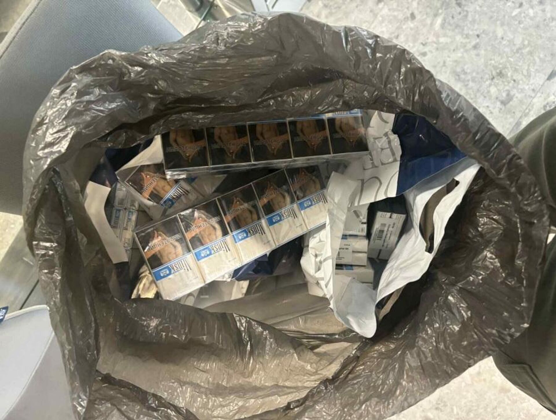 Пакет с контрабандными сигаретами, который обнаружили литовские пограничники - Sputnik Литва, 1920, 14.06.2025