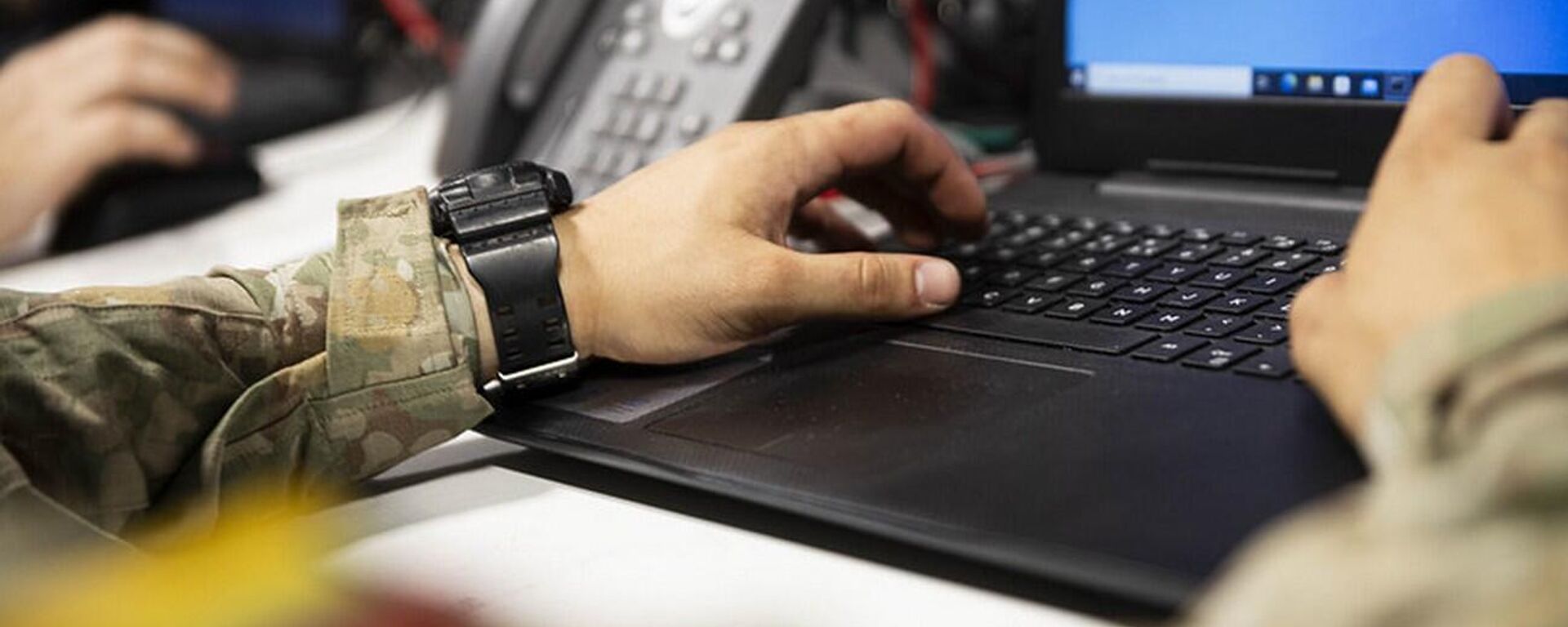 Военный работает за компьютером, архивное фото - Sputnik Литва, 1920, 20.09.2025