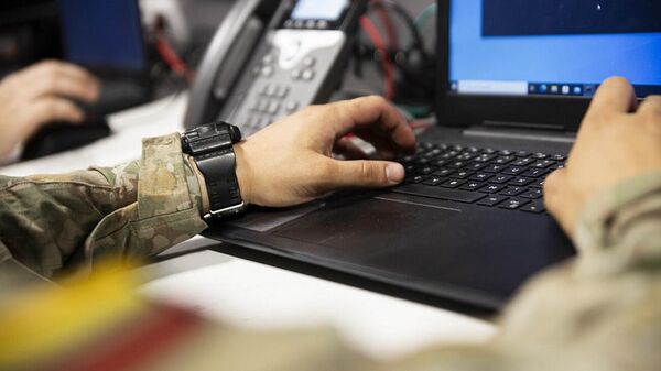 Военный работает за компьютером, архивное фото - Sputnik Литва