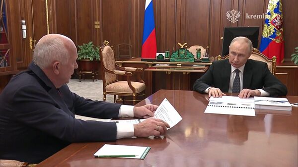 Президент России Владимир Путин на встрече с главой Ростеха Сергеем Чемезовым - Sputnik Литва
