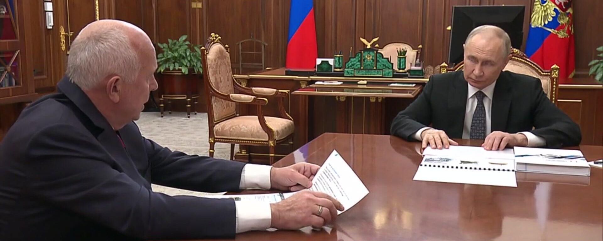Президент России Владимир Путин на встрече с главой Ростеха Сергеем Чемезовым - Sputnik Литва, 1920, 17.06.2025